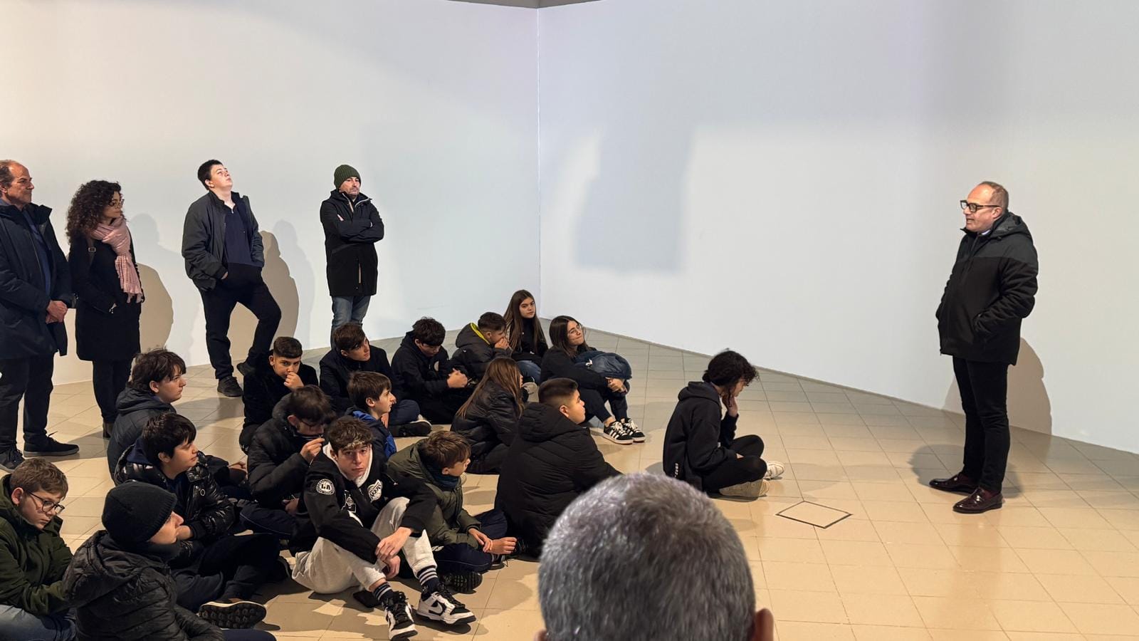 foto degli studenti del convitto Giannone, seduti a seguire l'incontro nella sala immersiva