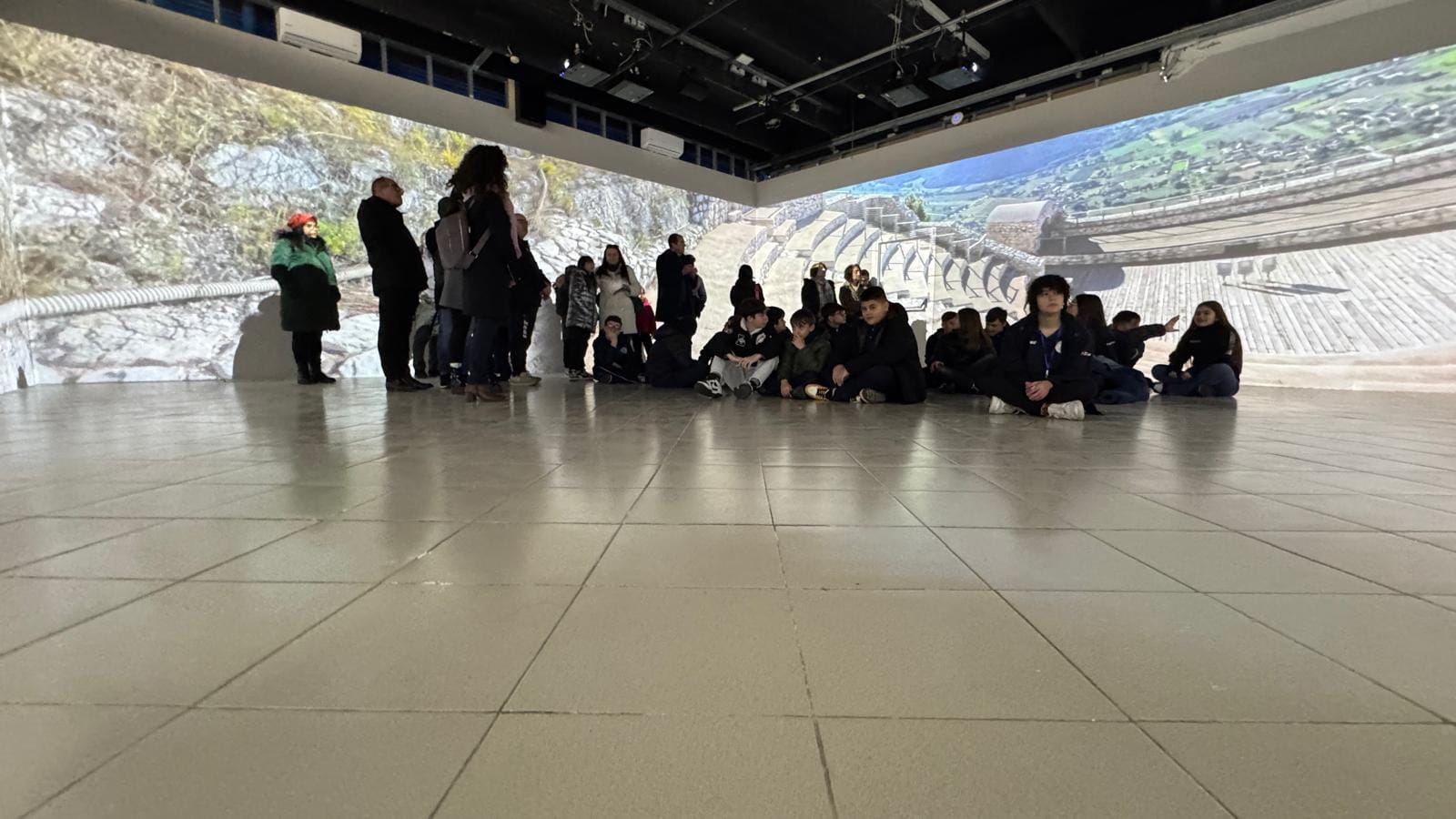 foto degli studenti del convitto Giannone, seduti a seguire l'incontro nella sala immersiva