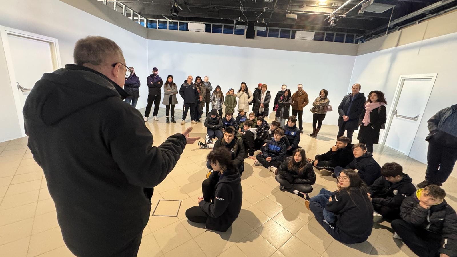 foto degli studenti del convitto Giannone, seduti a seguire l'incontro nella sala immersiva