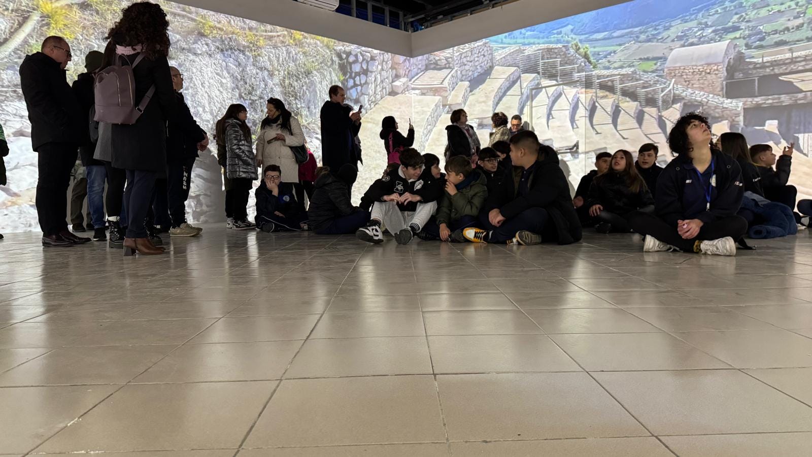foto degli studenti del convitto Giannone, seduti a seguire l'incontro nella sala immersiva