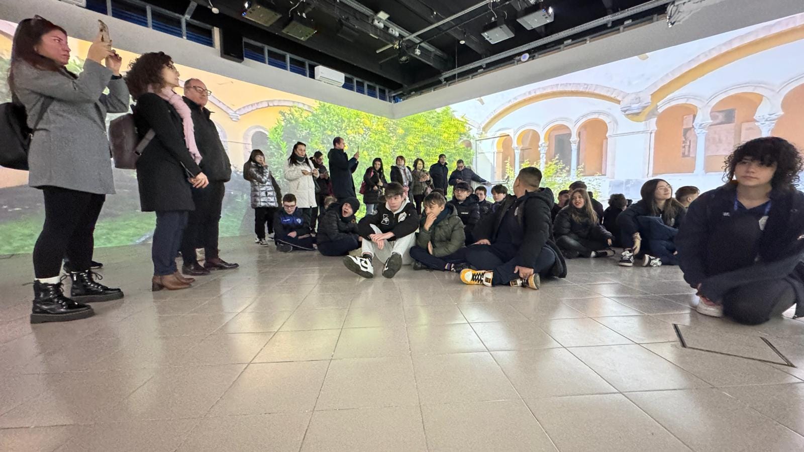 foto degli studenti del convitto Giannone, seduti a seguire l'incontro nella sala immersiva