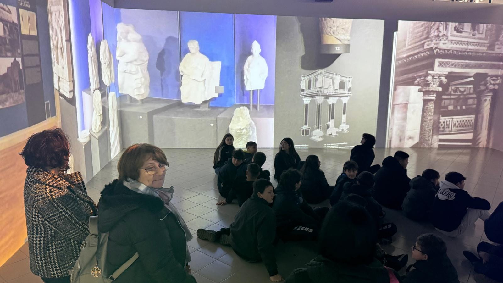 foto degli studenti del convitto Giannone, seduti a seguire l'incontro nella sala immersiva