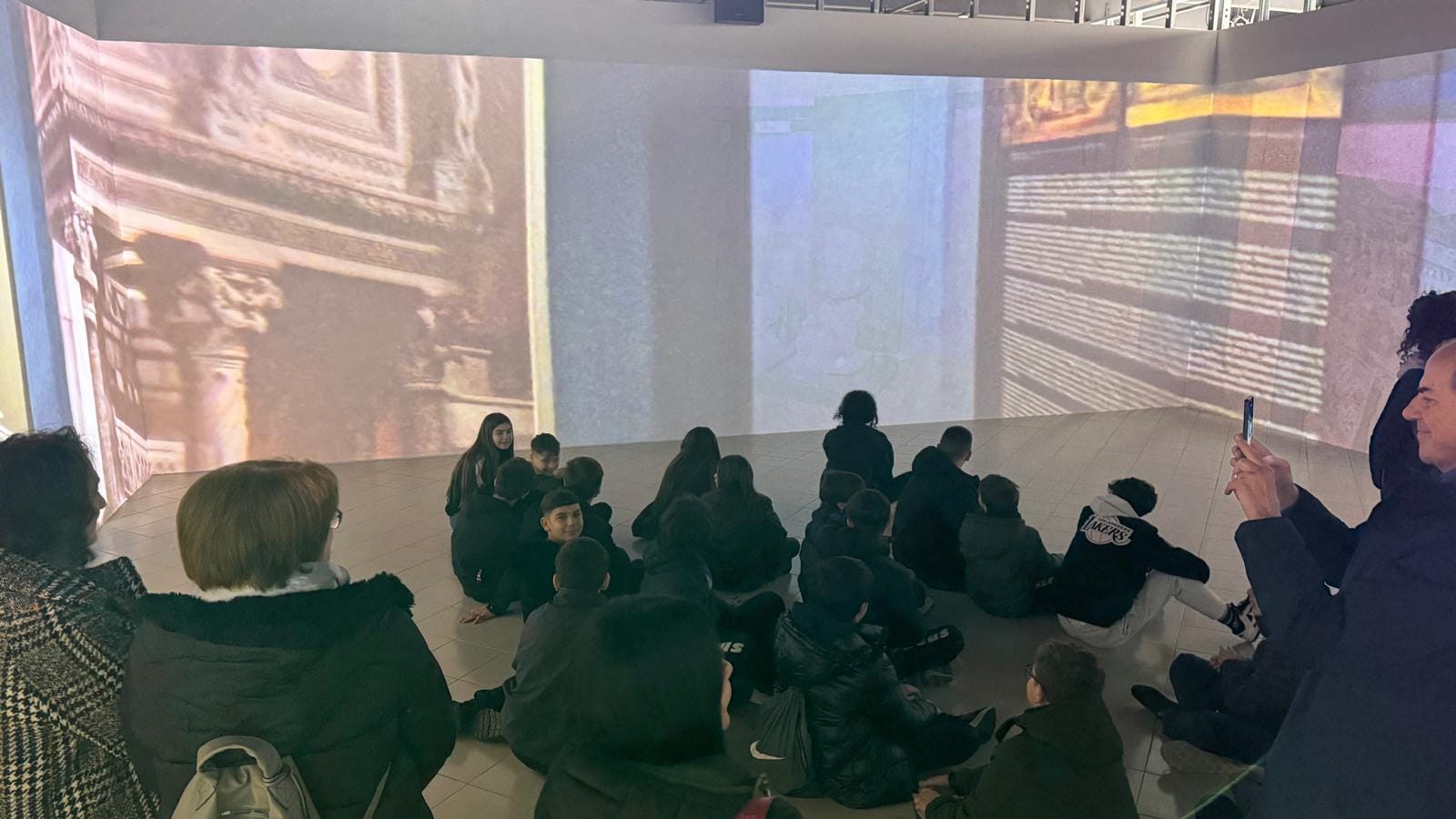 foto degli studenti del convitto Giannone, seduti a seguire l'incontro nella sala immersiva