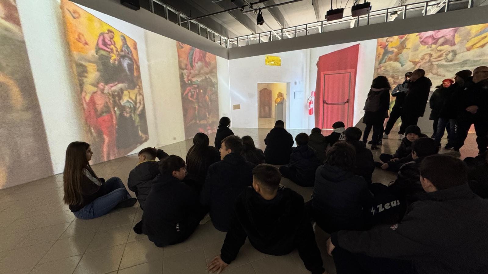 foto degli studenti del convitto Giannone, seduti a seguire l'incontro nella sala immersiva