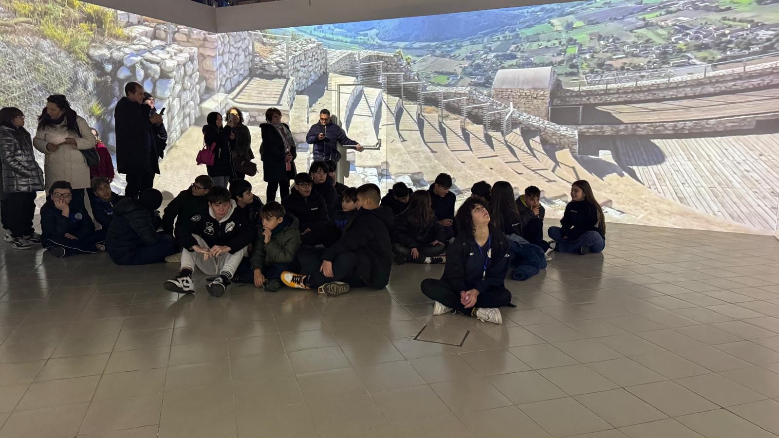foto degli studenti del convitto Giannone, seduti a seguire l'incontro nella sala immersiva