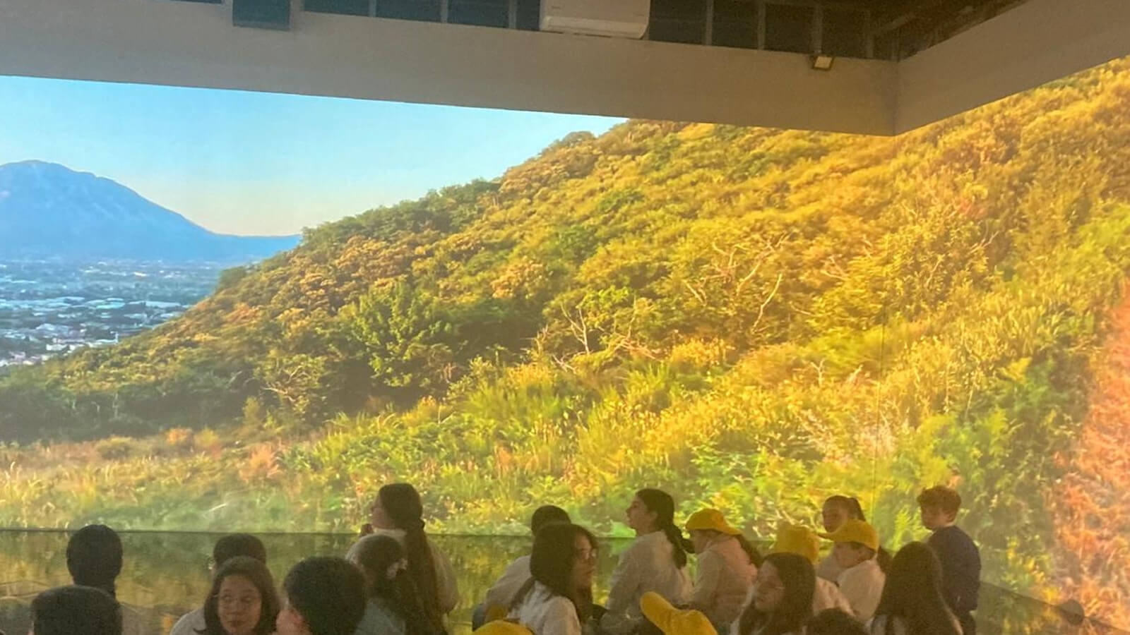 studenti guardano il video nella sala immersiva