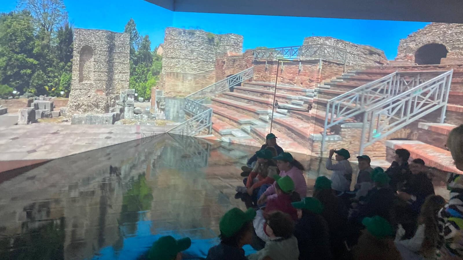 studenti guardano il video nella sala immersiva