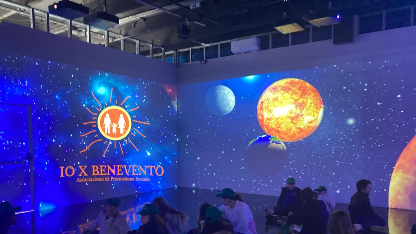 logo Io X Benevento impresso nella sala immersiva