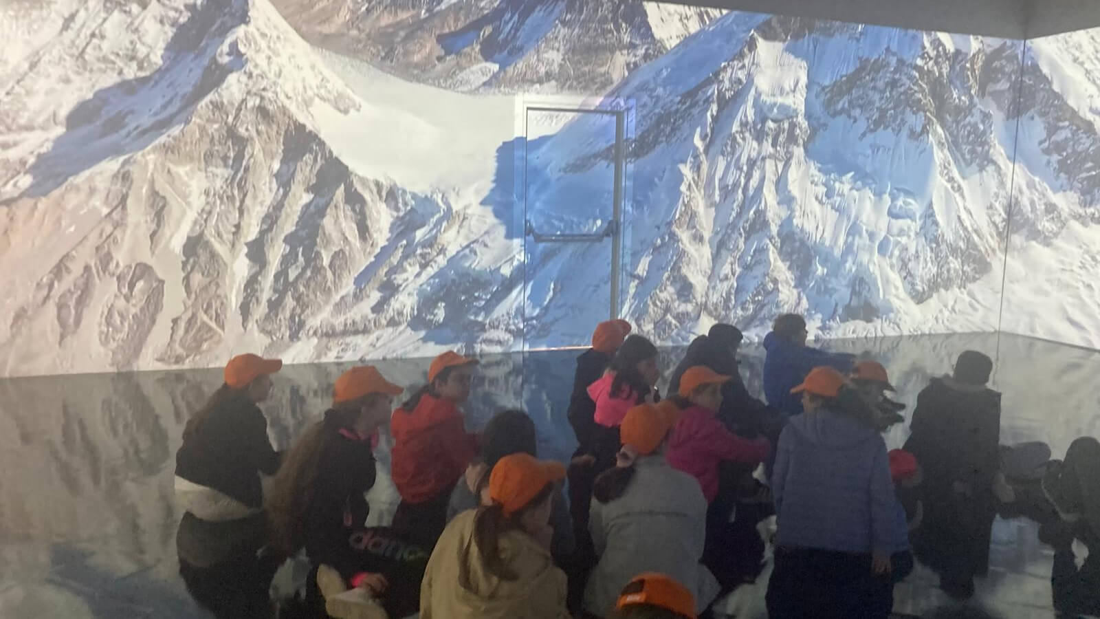 studenti guardano il video nella sala immersiva