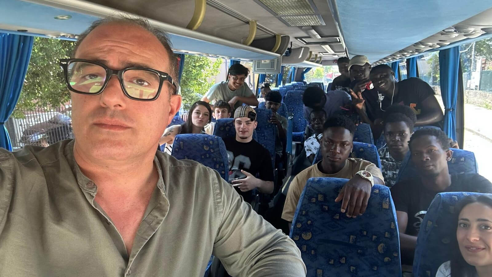 Giuseppe Schipani scatta una foto con gli alunni durante Job Orientation