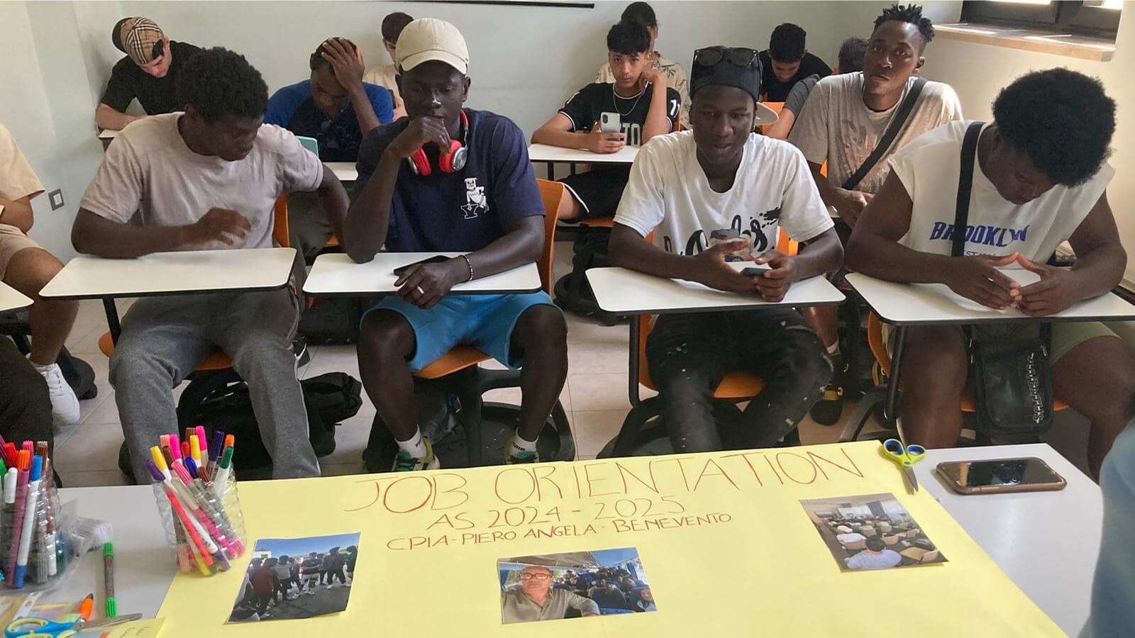 alunni con cartellone fatto durante job orientation
